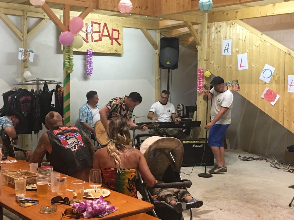 J. Lee und die Daddy Cools House Band
